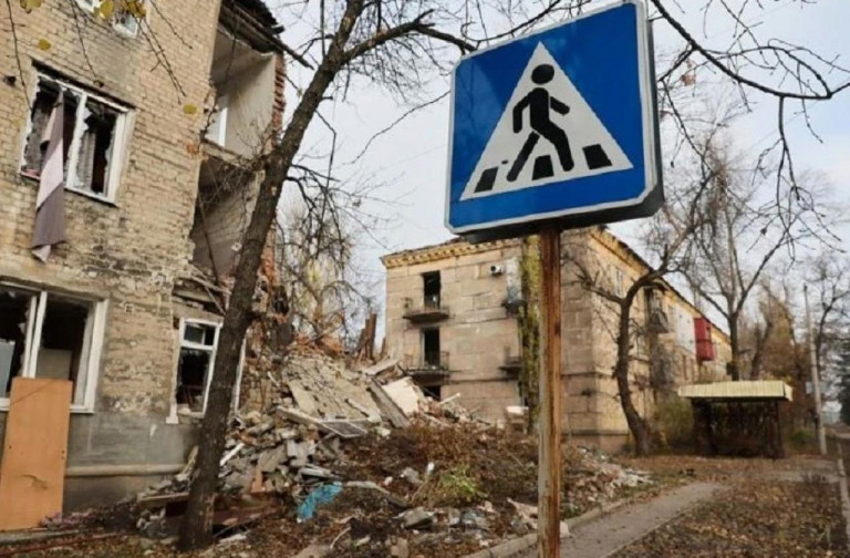 На заглавном фото: Город Селидово после выхода из него украинских боевиков.