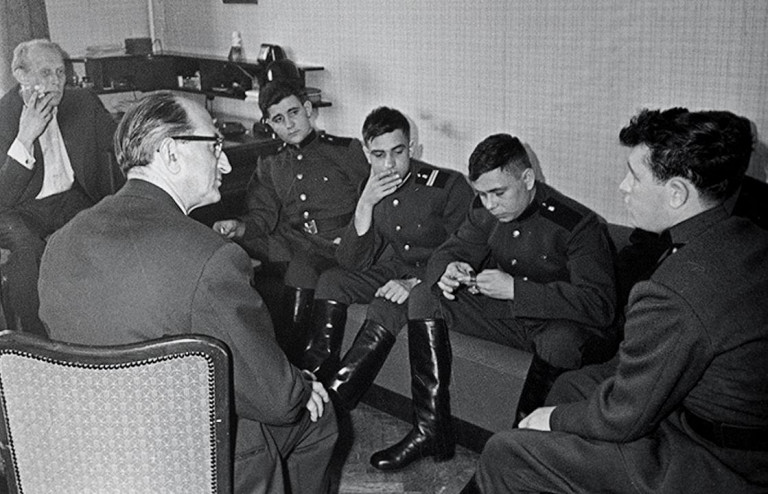 Заглавное фото. Михаил Ромм беседует с Зиганшиным и его товарищами