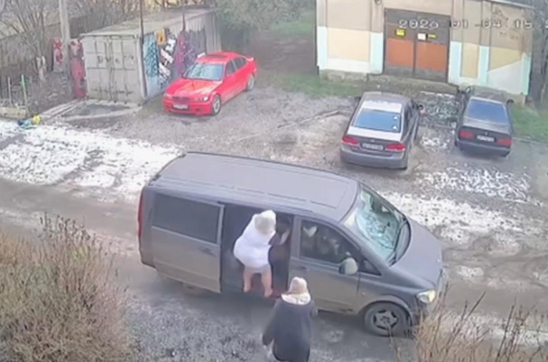 На заглавном фото: Женщина пытается спасти очередного насильно мобилизованного... Сына? Мужа? Брата? Отца?..