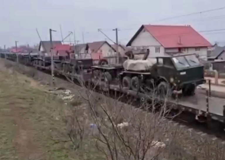 На заглавном фото: Румыния снабжает нацистский украинский режим вооружением