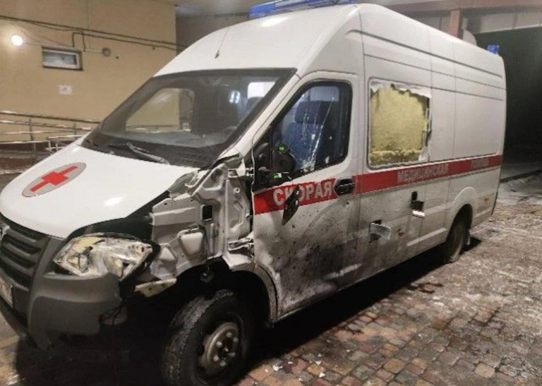На заглавном фото: Автомобиль скорой помощи после атаки вражеского дрона в Энергодаре Запорожской области 24 января.