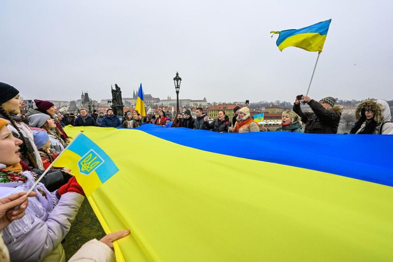 Украинские беженцы развернули 30-метровый украинский флаг на Карловом мосту
