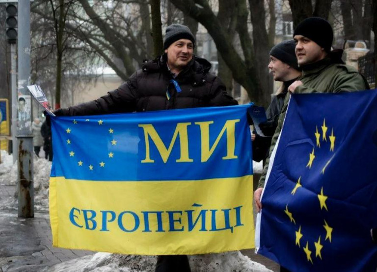 Заглавное фото: Украинцы всё ещё верят в то, что их ждут в Евросоюзе