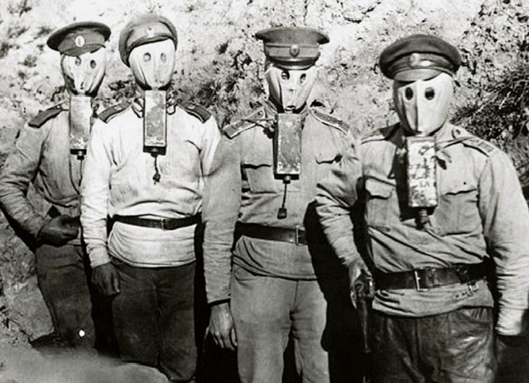 Заглавное фото. Русские солдаты в противогазах времён Первой мировой войны