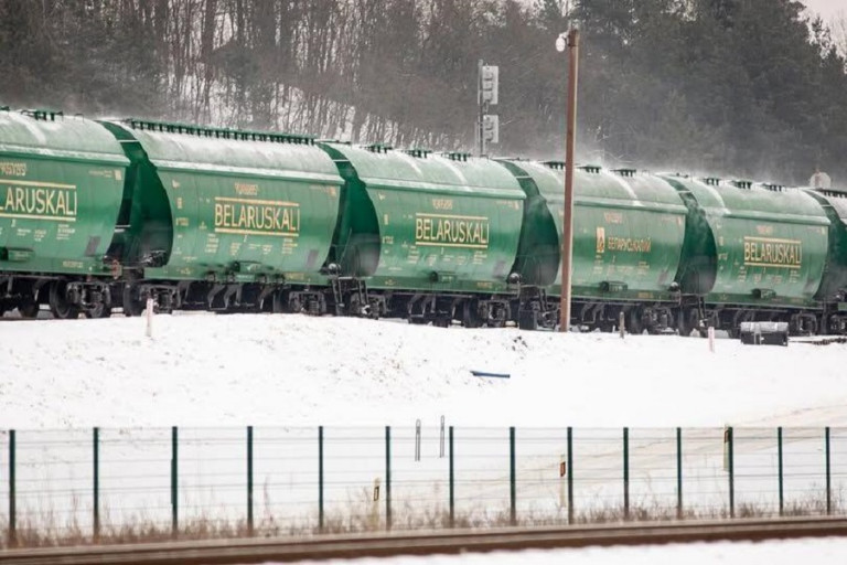 Заглавное фото: Вагоны с белорусскими калийными удобрениями