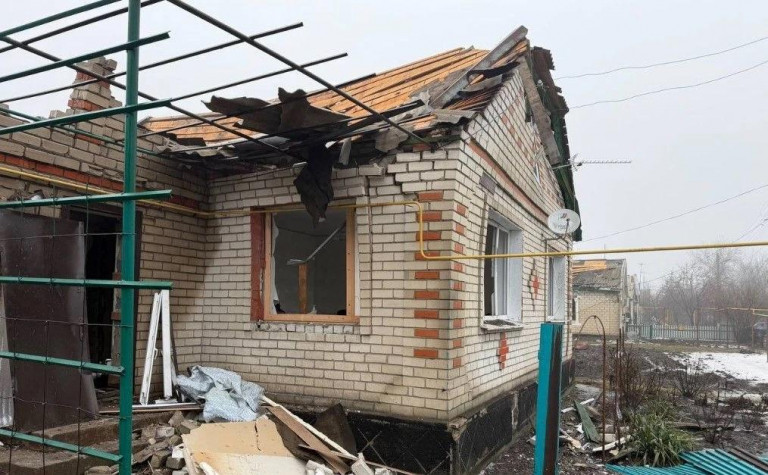 На заглавном фото: Последствия атаки вражеских БПЛА на посёлок Центральный в ЛНР.