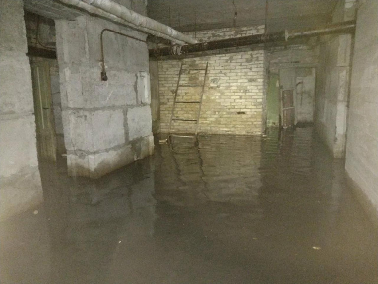 Подвалы киевских многоэтажек залиты нечистотами