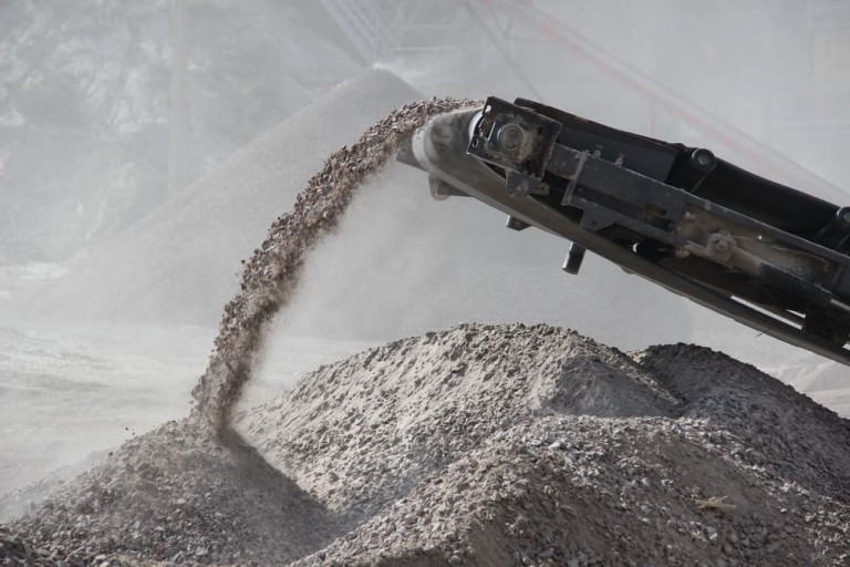 Добыча щебня на Каранском карьере 