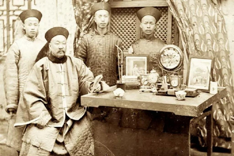 Заглавное фото. Члены китайской делегации, отправленной для подписания договора об Илийском крае.