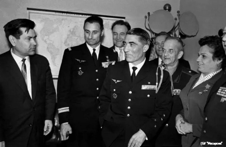 Заглавное фото. Жак Андрэ ( второй слева) с товарищами во время посещения Москвы в 1960 году