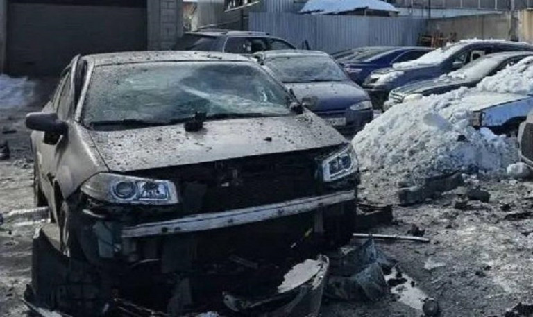 На заглавном фото: Последствия атаки ВСУ на автосервис в Курске.