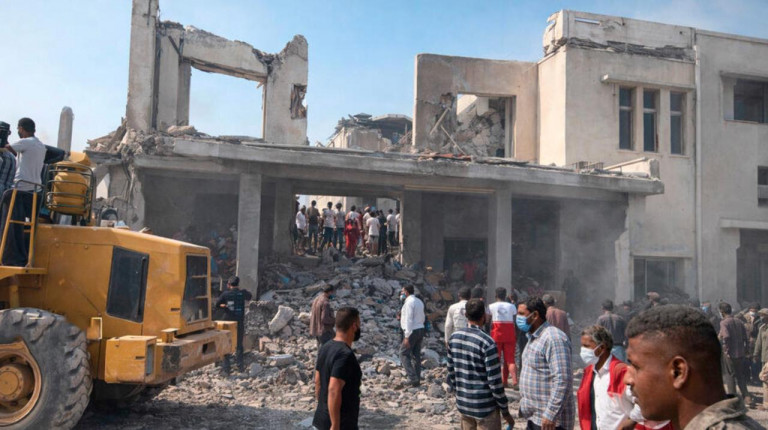 На заглавном фото: Последствия удара Израиля и США по начальной школе для девочек в иранском Минабе, в результате которого погибли более 160 человек, в основном – дети