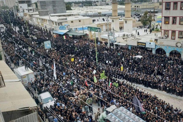 На заглавном фото: Похороны детей, погибших в начальной школе Минаба / Abbas Zakeri