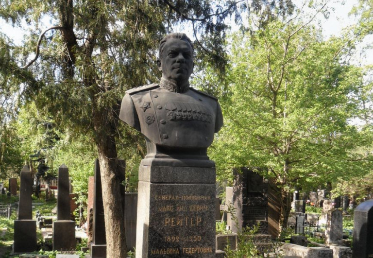 Заглавное фото. Памятник на могиле генерала Рейтера на Новодевичьем кладбище