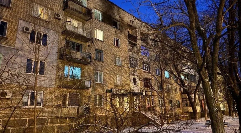 Последствия недавнего удара ВСУ по Ровенькам в ЛНР, в результате которого ранения получили пять человек – многодетная семья. Самому маленькому ребенку пять месяцев, еще двум – семь и три года